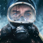 A man wear a mask covered in snow in The Eternaut on Netflix