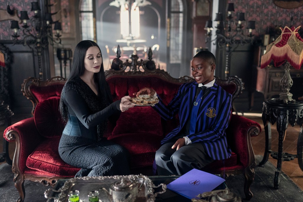 Catherine Zeta-Jones adopte le look gothique dans ‘Wednesday’