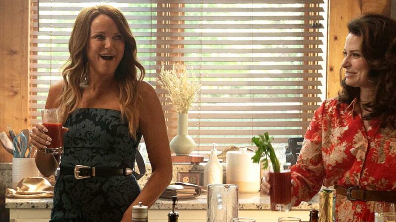 Katie Lowes répond aux théories des fans sur un meurtre dans “Hunting Wives” après des changements dans le livre