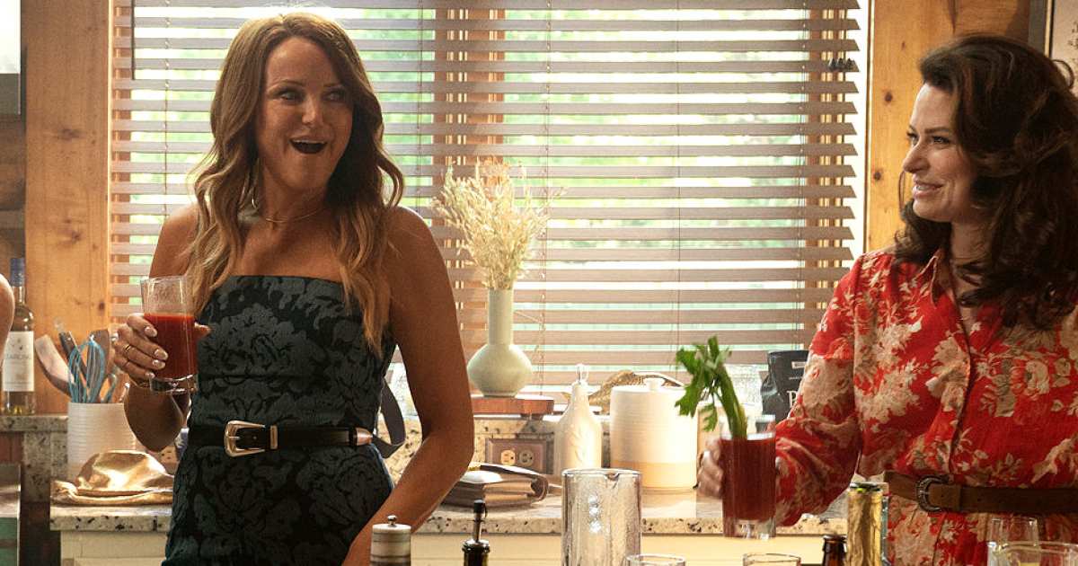 Katie Lowes répond aux théories des fans sur un meurtre dans “Hunting Wives” après des changements dans le livre