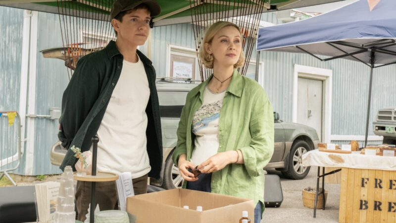 Mae Martin dévoile sa série Netflix avec Toni Collette