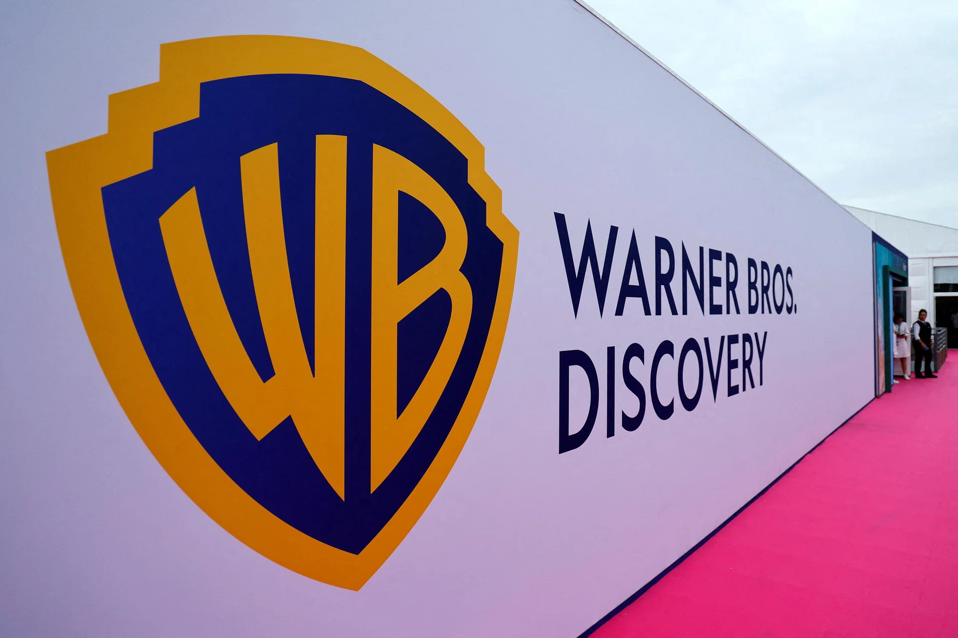 Paramount Skydance prépare une offre pour Warner Bros Discovery, selon une source