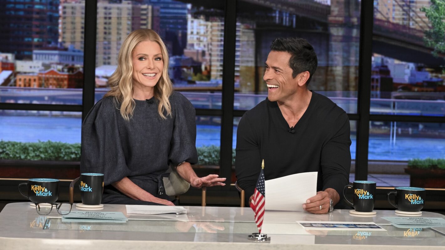 Kelly Ripa teste l’amour de Mark Consuelos avec la ‘théorie de l’oiseau’