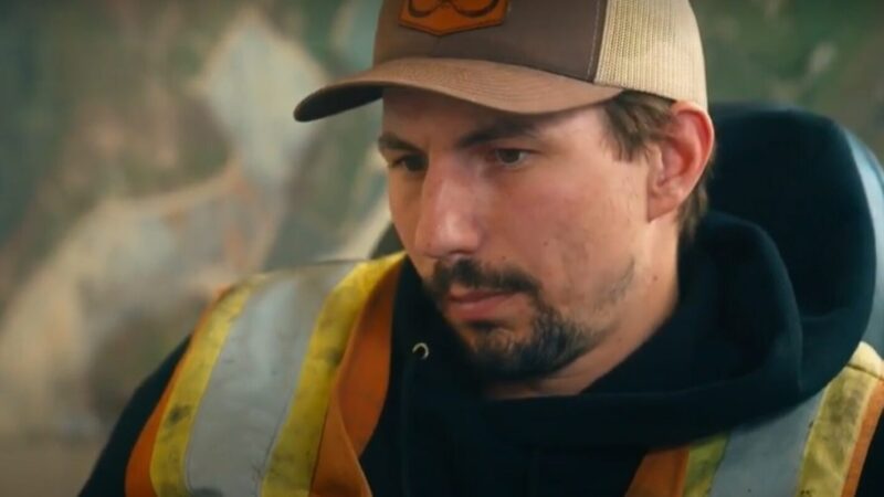 Parker Schnabel surprend Kevin Beets lors de la première de la saison 16