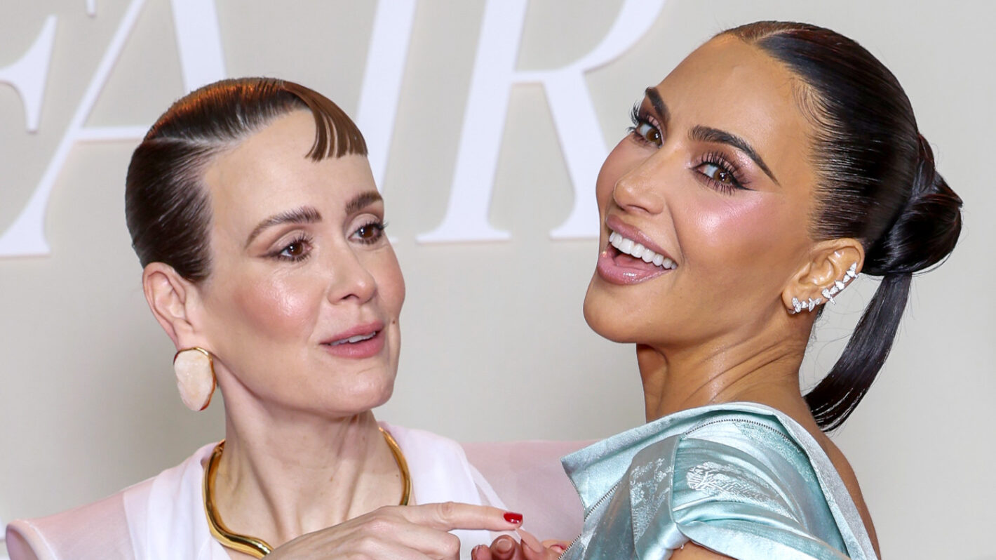 Sarah Paulson jette une chips à Kim Kardashian sur le tournage