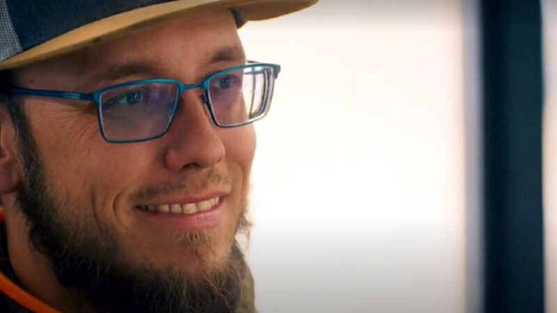Un retour surprenant : un visage familier rejoint Kevin Beets avec un nouveau look audacieux