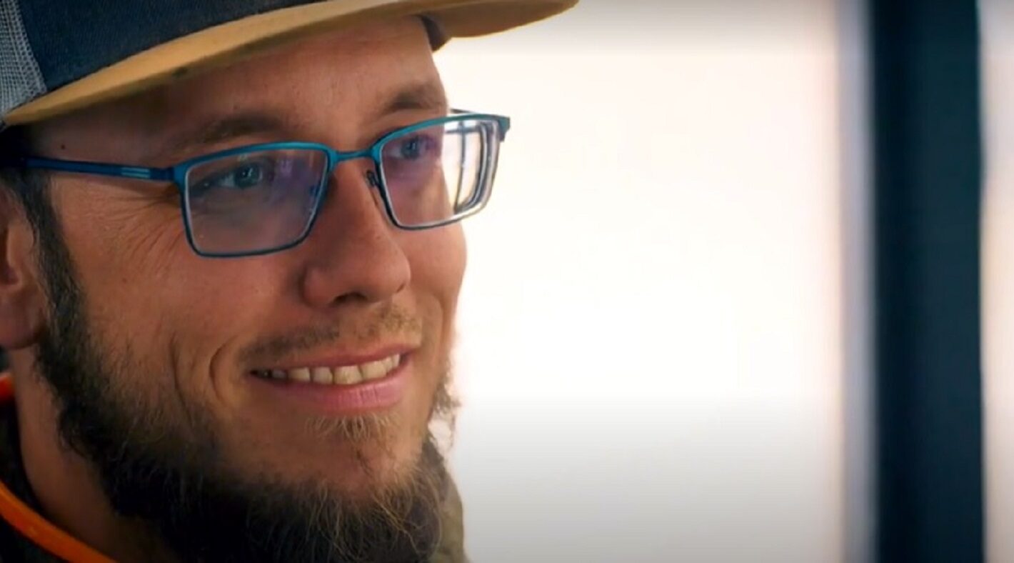 Un retour surprenant : un visage familier rejoint Kevin Beets avec un nouveau look audacieux