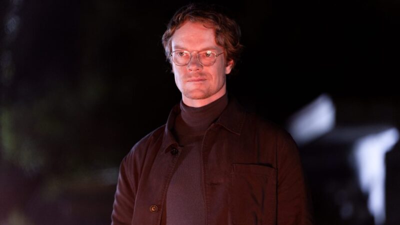 Girl Taken : Découvrez le rôle d’Alfie Allen en professeur tordu dans la bande-annonce.