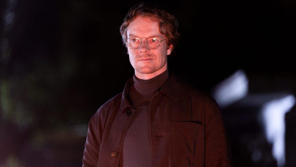 Girl Taken : Découvrez le rôle d’Alfie Allen en professeur tordu dans la bande-annonce.