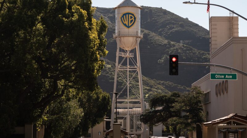 Warner Bros. : Pourquoi les investisseurs doivent privilégier l’offre Netflix plutôt que Paramount.