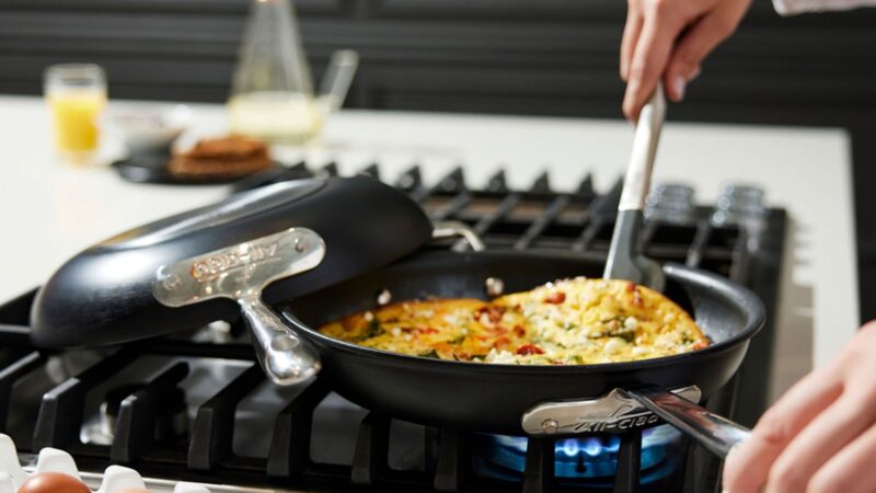 25 essentiels de cuisine 2-en-1 : Ce que proposent OXO, Lodge et d’autres marques.