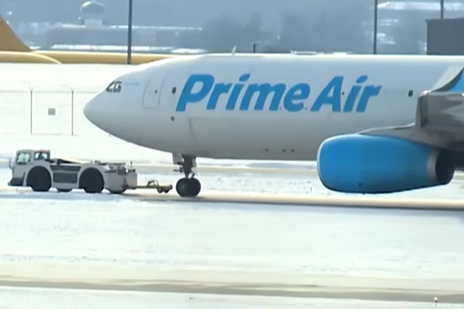 Amazon Cargo Plane : Ce que révèlent les images de l’atterrissage d’urgence après la collision.