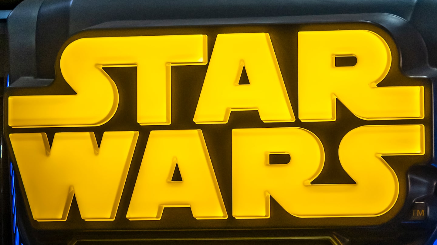 Star Wars : Absence d’un film majeur du calendrier 2026 de Disney, explications et réactions des fans.