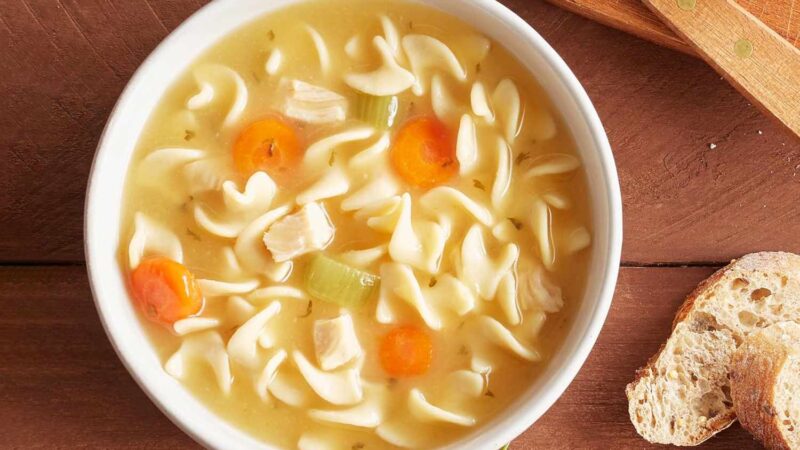 
"My Mom Loves This $9 Tool for Making Chicken Soup : Découvrez pourquoi cet ustensile est incontournable."
