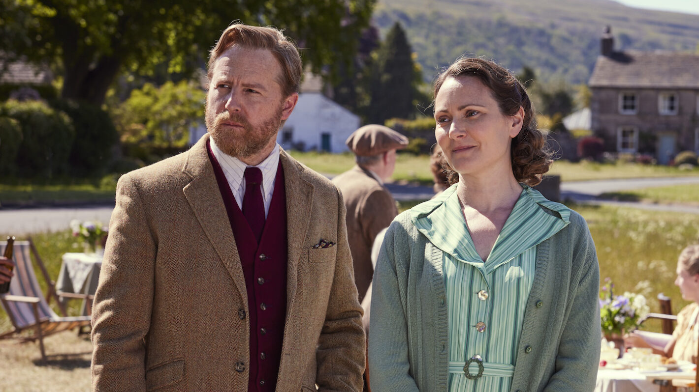 All Creatures Great and Small : Anna Madeley tease-t-elle une romance entre Siegfried et Mrs. Hall ?