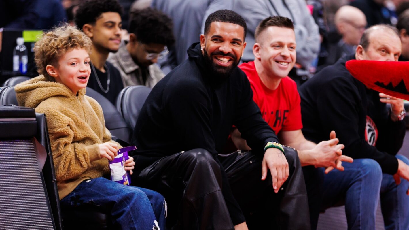 Drake ‘Curse’ : Les conséquences de son pari d’un million sur la défaite des Patriots au Super Bowl 2026.