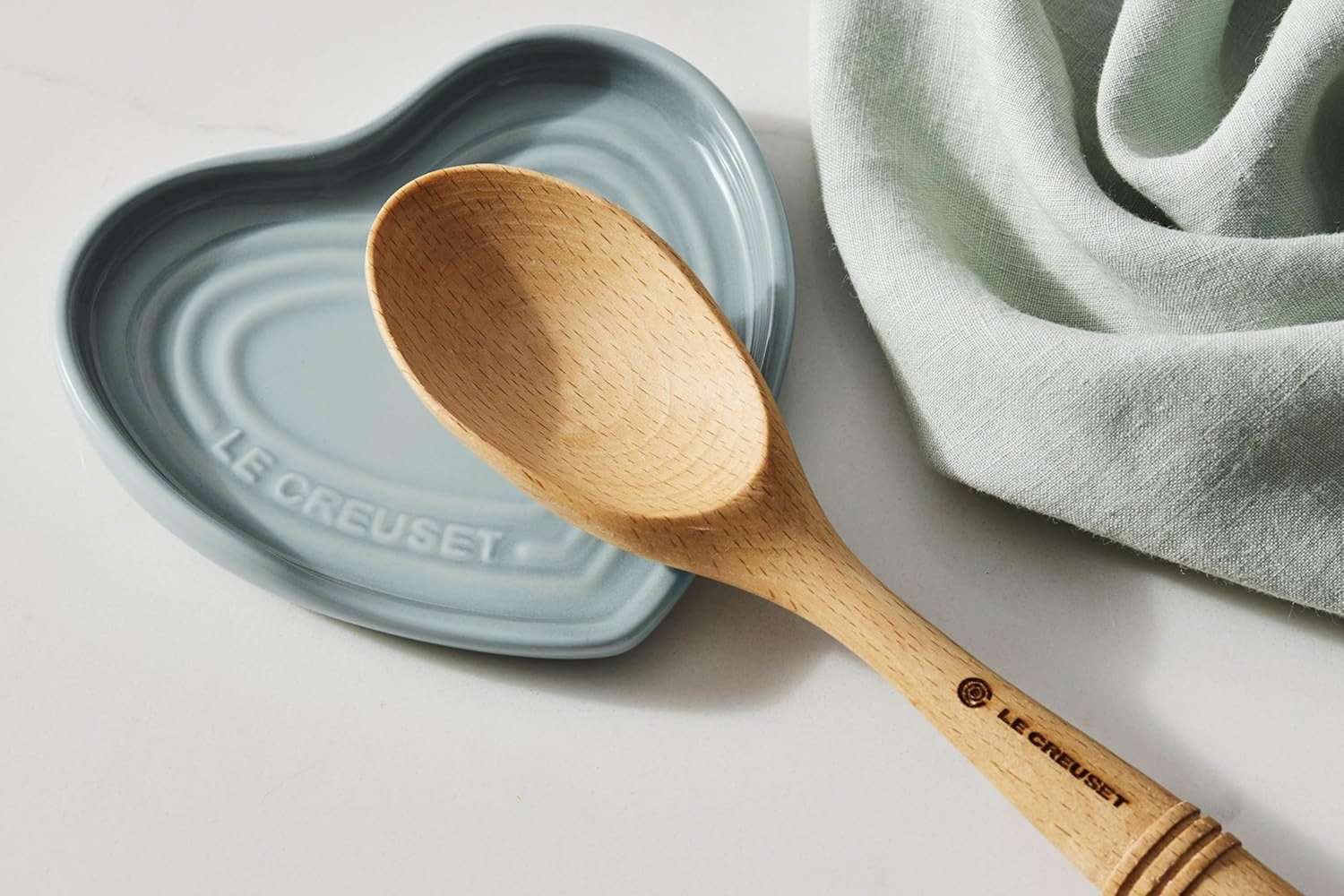 Le Creuset : Découvrez la tendance du moment avec le support à cuillère en forme de cœur.