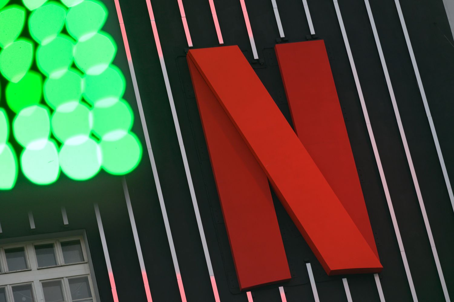 Netflix : Ce que révèle la montée des actions après l’abandon de l’offre pour Warner Bros.