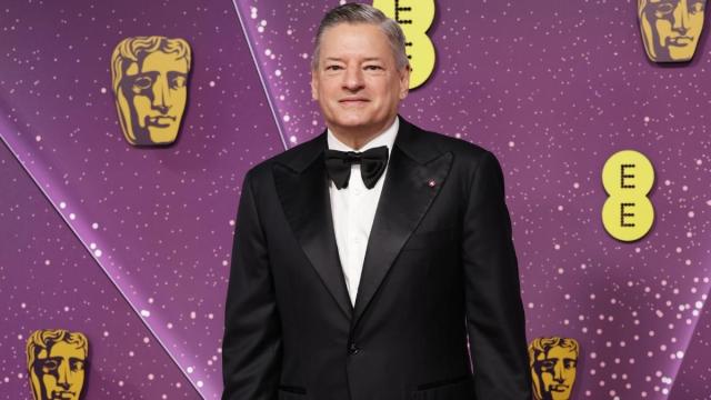 Netflix : Ted Sarandos réagit aux commentaires de James Cameron sur l’accord WBD, ce que l’on sait.