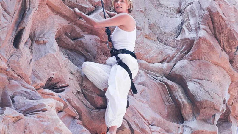 Apex : Charlize Theron dévoile la date de sortie avec un spectaculaire billboard à Times Square.