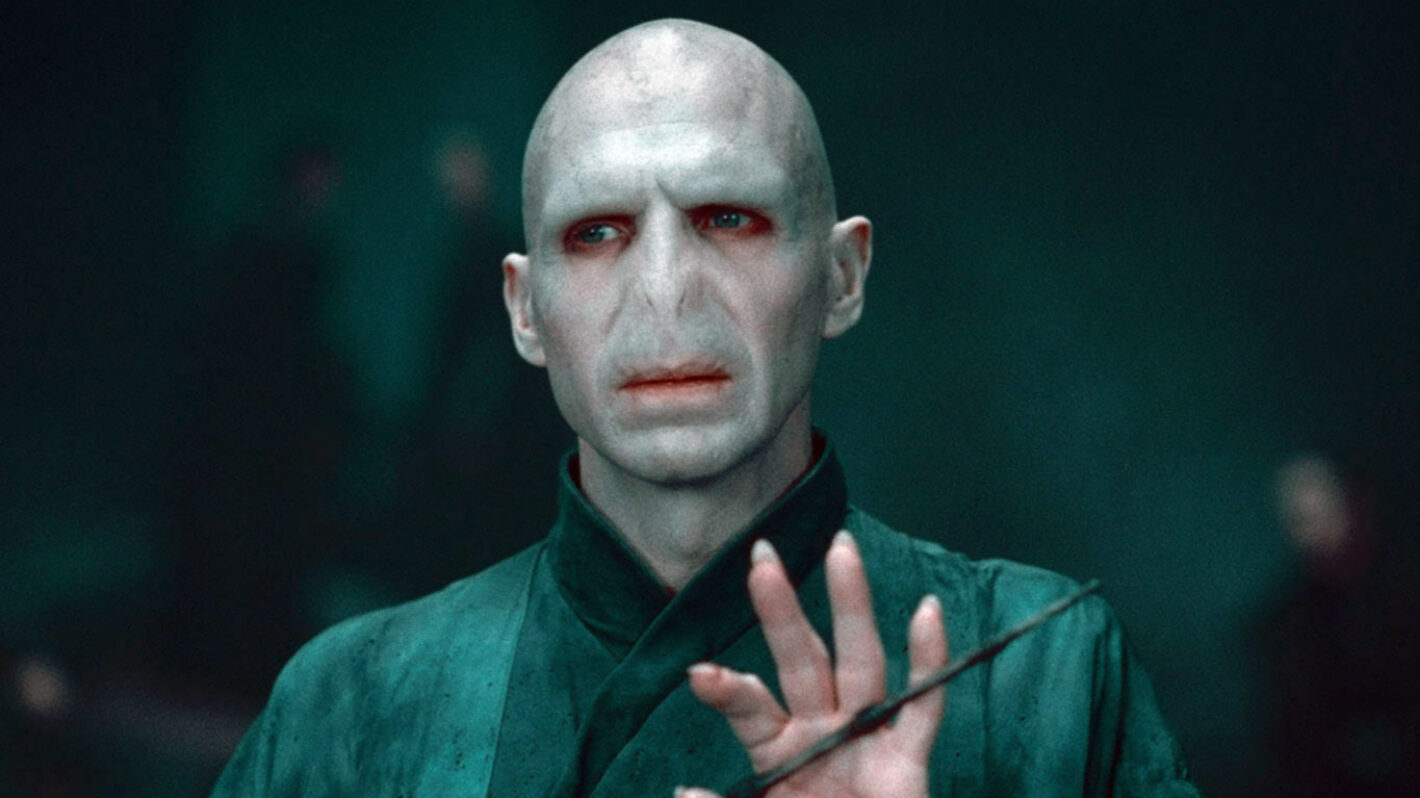 Harry Potter : Ralph Fiennes révèle son choix surprenant pour Voldemort dans la série HBO.