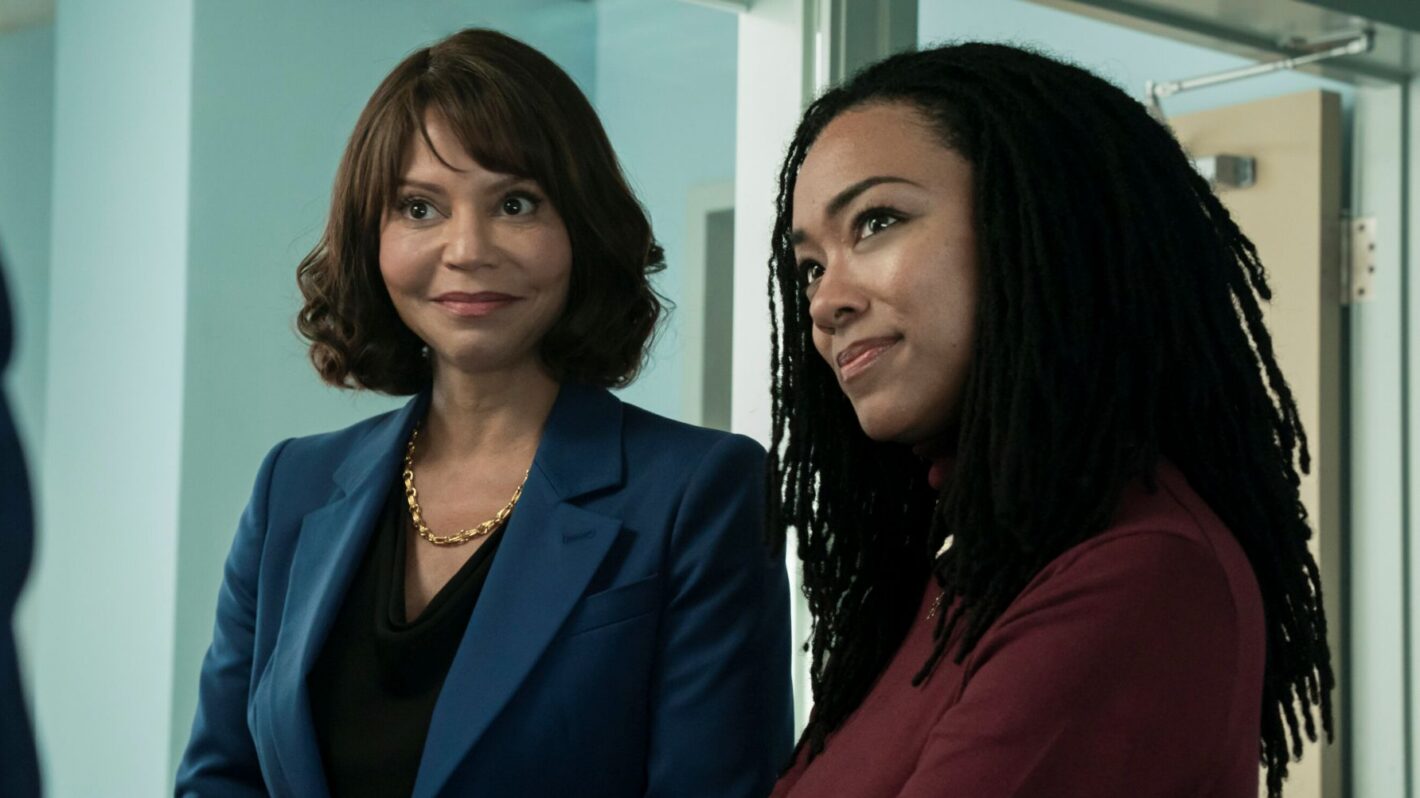 Boston Blue : Gloria Reuben dévoile l’histoire vraie derrière le père de Lena.