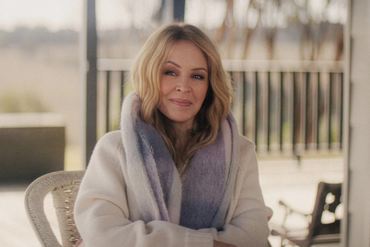 Kylie Minogue : Son appel touchant aux fans après la révélation de sa vulnérabilité dans le documentaire Netflix.