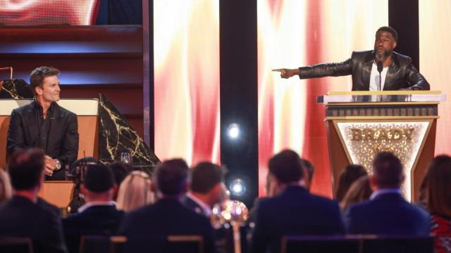 Netflix Roast : Tom Brady taquine Kevin Hart avec un maillot ‘Newborn Size’, voici les détails.