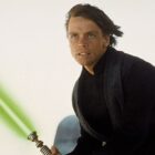 Luke Skywalker grimacing as he holds his green lightsaber in Star Wars Episode VI: Return of the Jedi