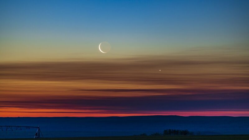 Venus and a Razor-Thin Moon : Les détails captivants du phénomène céleste du 18 mai.