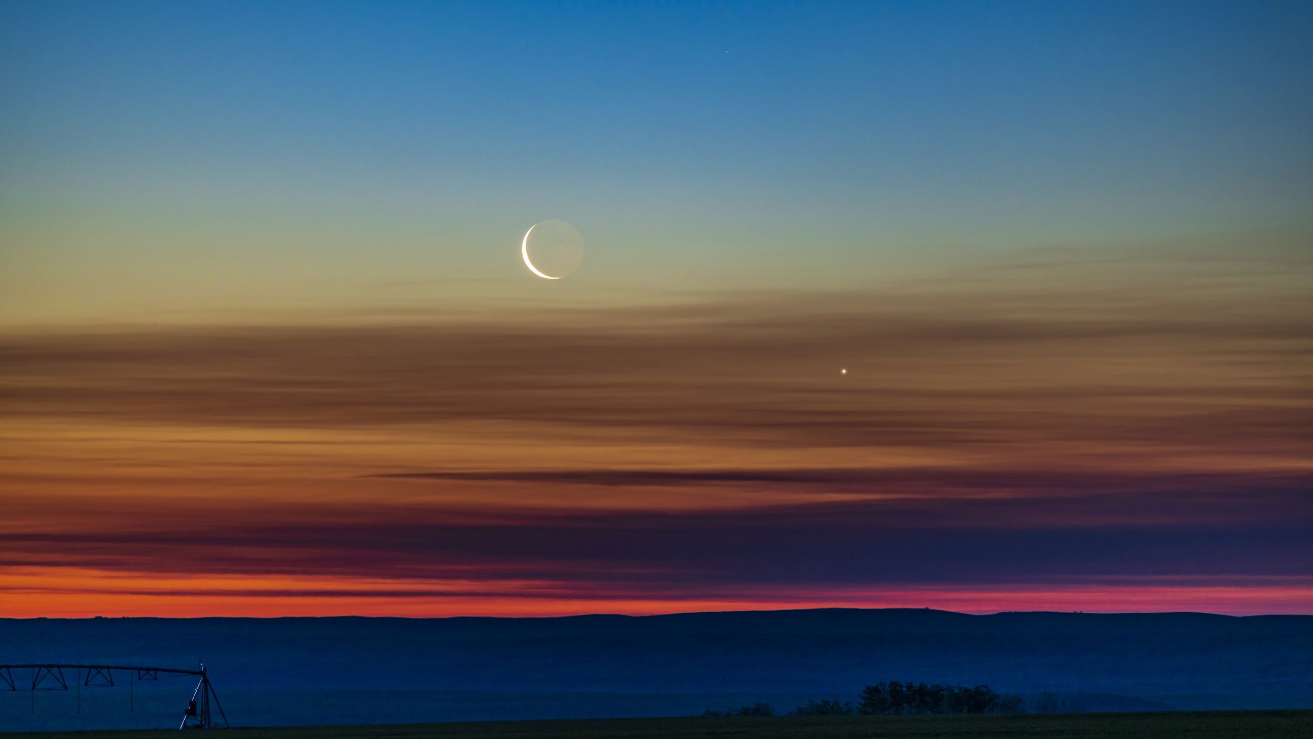 Venus and a Razor-Thin Moon : Les détails captivants du phénomène céleste du 18 mai.