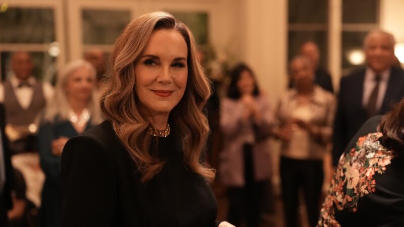 Big Mistakes : Elizabeth Perkins promue au rang de membre régulier de la série, ce que cela implique.