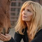 Beth Dutton feeds a horse out of her hands