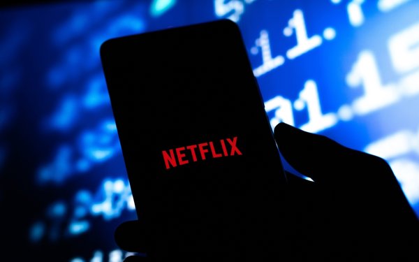 Netflix : Ce que signifie la concurrence croissante de WBD et Roku pour l’avenir de la plateforme.