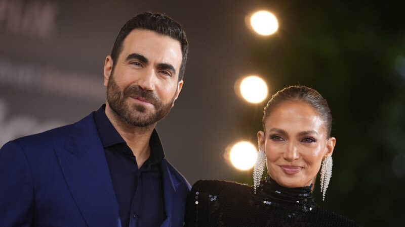 Office Romance : Jennifer Lopez et Brett Goldstein expliquent comment moderniser la comédie romantique sur Netflix.
