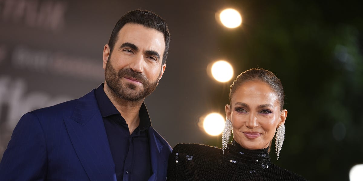 Office Romance : Jennifer Lopez et Brett Goldstein expliquent comment moderniser la comédie romantique sur Netflix.