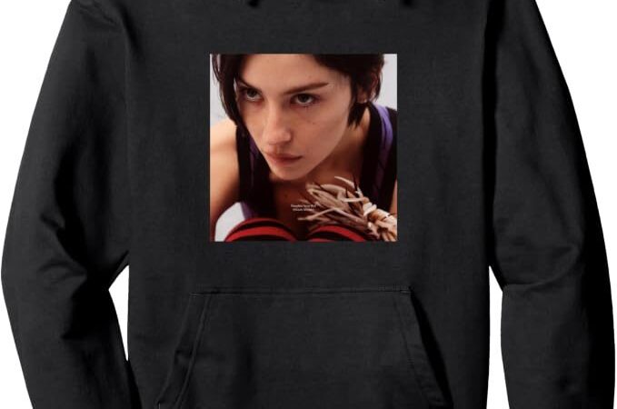 Gracie Abrams : Découvrez la nouvelle collection de t-shirts et hoodies disponibles sur son site officiel.