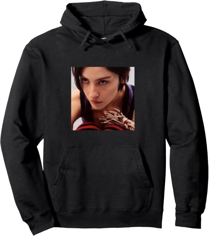 Gracie Abrams : Découvrez la nouvelle collection de t-shirts et hoodies disponibles sur son site officiel.