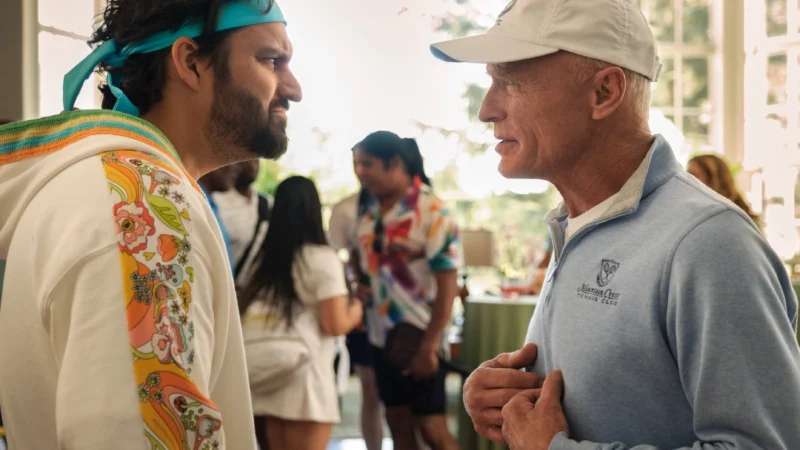 The Dink : Critique du film avec Jake Johnson et Ed Harris, ce que l’on découvre sur la comédie pickleball.
