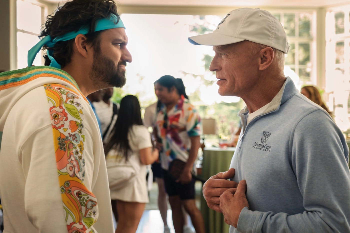 The Dink : Critique du film avec Jake Johnson et Ed Harris, ce que l’on découvre sur la comédie pickleball.