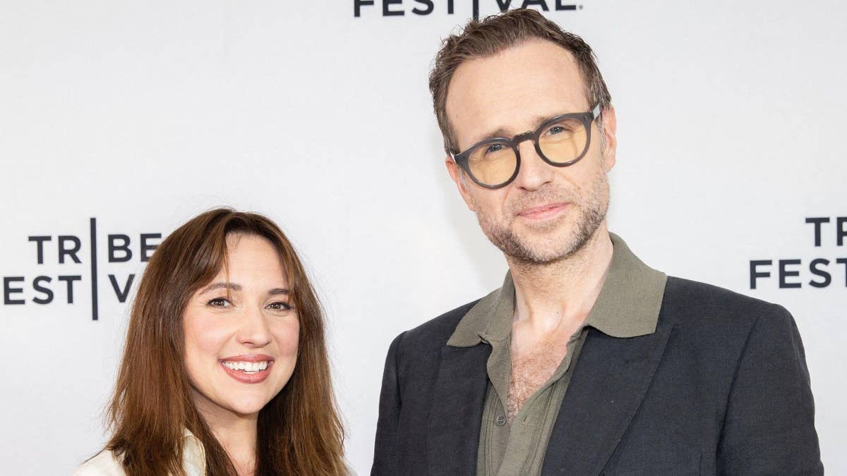Trying : Rafe Spall et Esther Smith parlent de leur expérience de devenir parents, ce qu’ils révèlent.