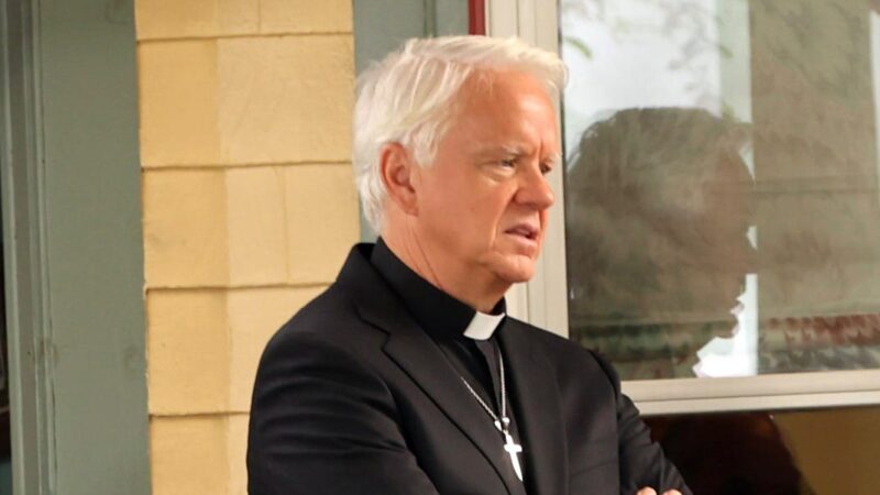 Emma Stone rom-com : Tim Robbins aperçu sur le tournage, ce que cela signifie après son retour surprise dans Silo.