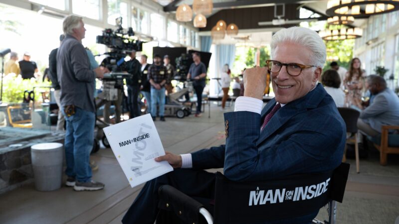 A Man on the Inside : Le tournage de la série Netflix envahit un quartier de la Bay Area.