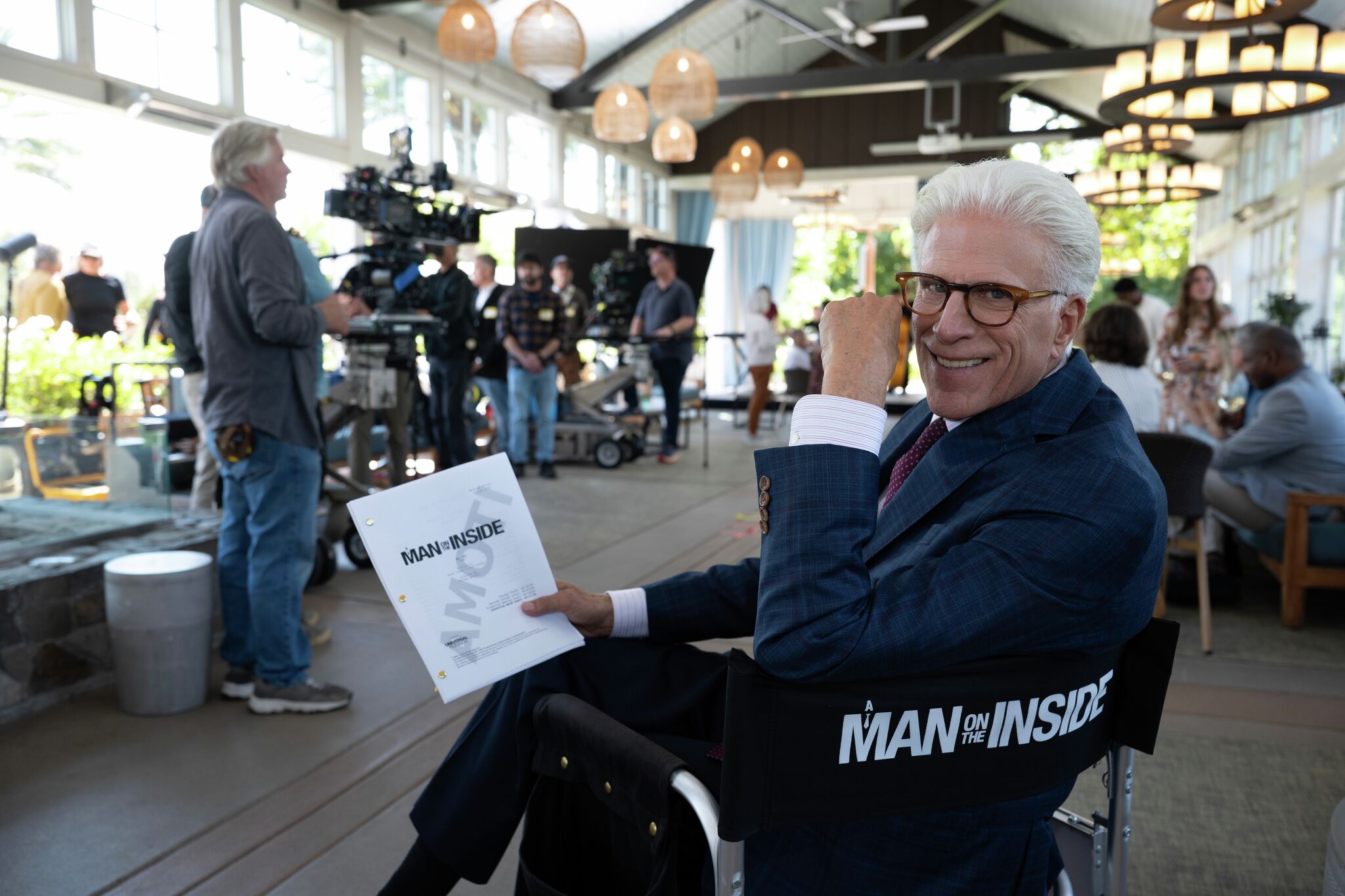 A Man on the Inside : Le tournage de la série Netflix envahit un quartier de la Bay Area.