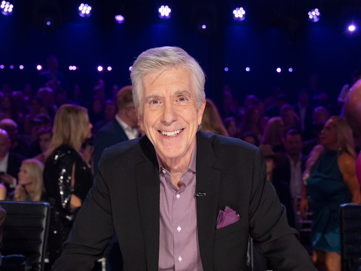 DWTS : Les Fans Supplient Tom Bergeron de Revenir, ce que cela impliquerait.
