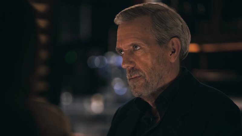 Hugh Laurie’s Crime Drama : Date de sortie confirmée et premières images révélées.