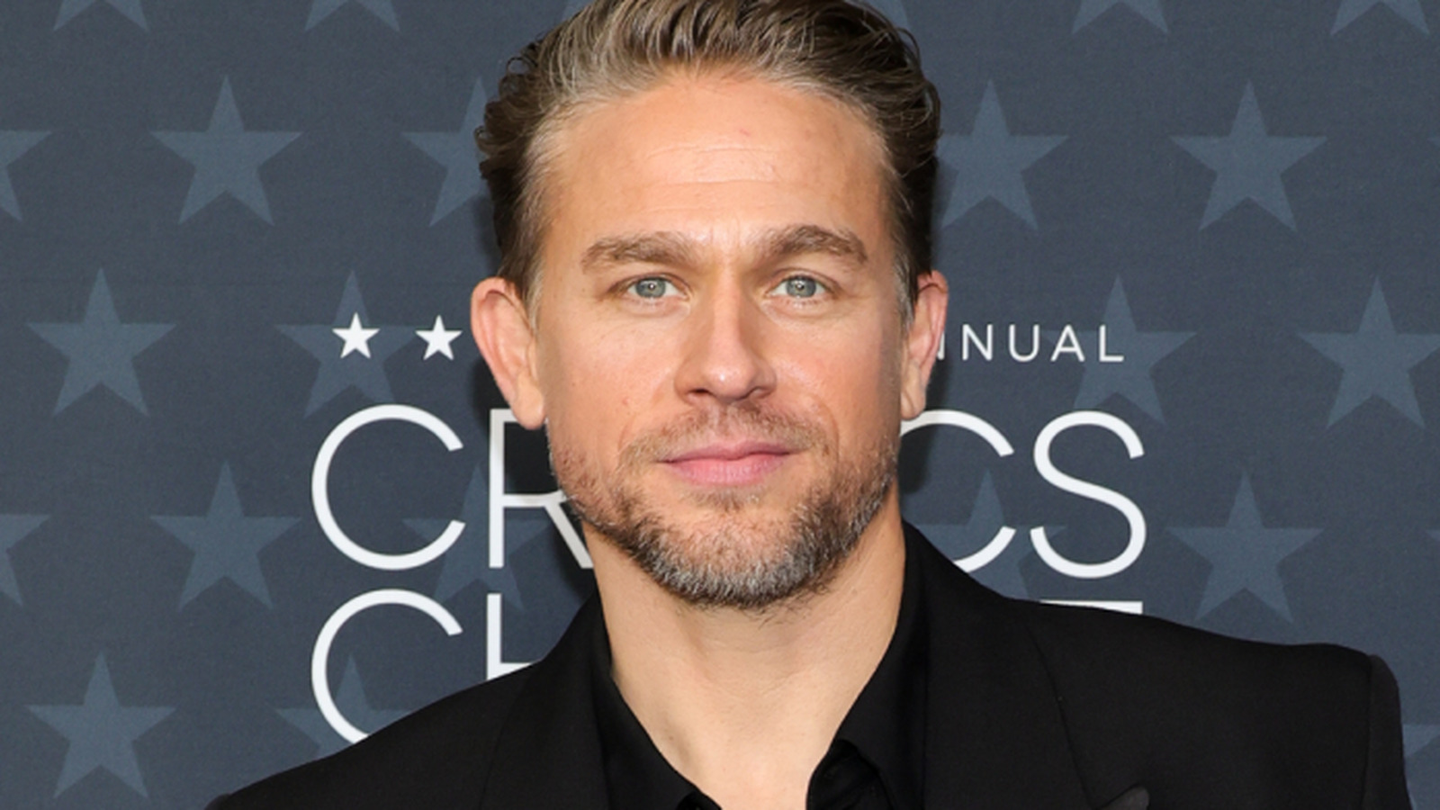 Quote Of The Day : Charlie Hunnam parle d’adversité et de ses leçons de vie.