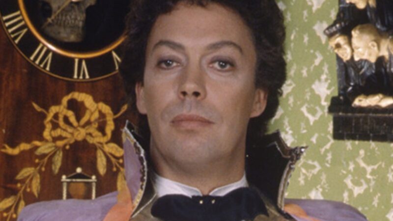 Tim Curry dans un film d’Halloween des années 80 : Découvrez son rôle oublié.