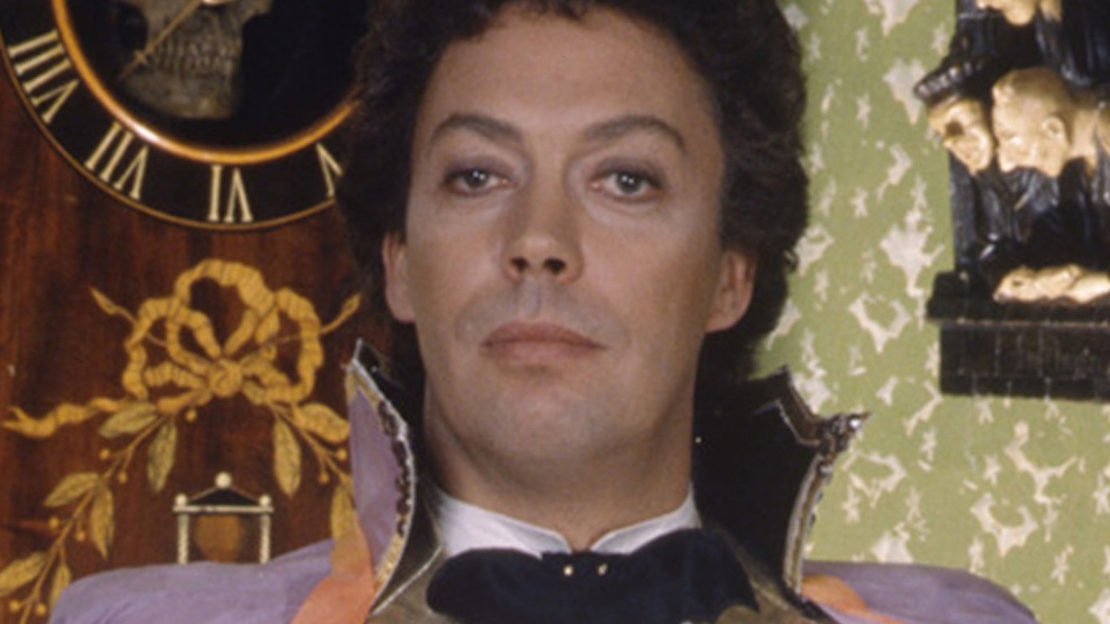 Tim Curry dans un film d’Halloween des années 80 : Découvrez son rôle oublié.