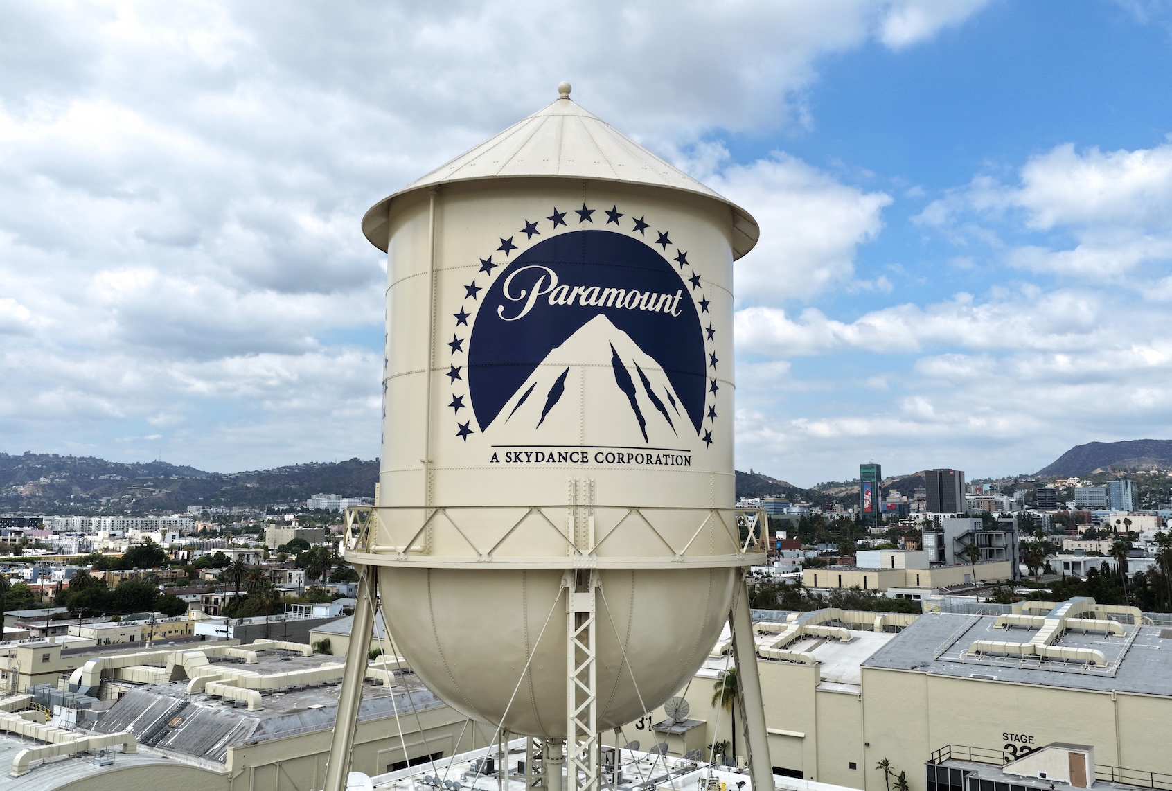 Warner Bros. Discovery : Ce que l’on sait sur le rachat par Paramount et l’impact des investissements étrangers.